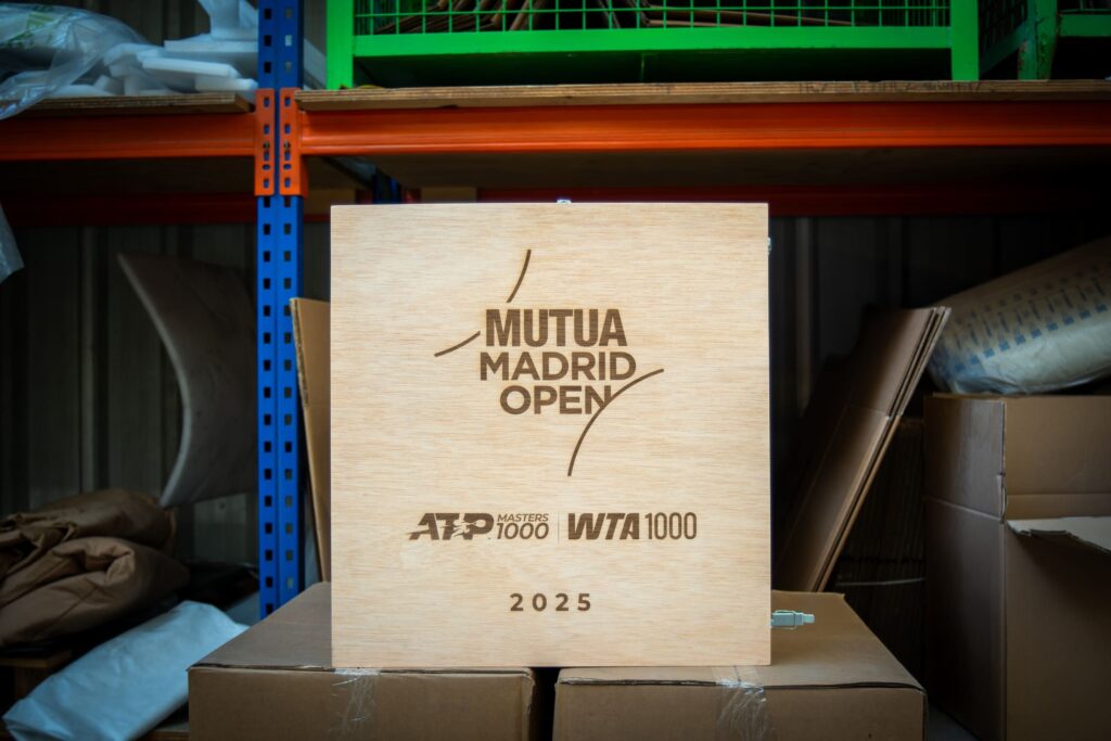 Box and presentation of the Kineo trophy with personalized and elegant design.
