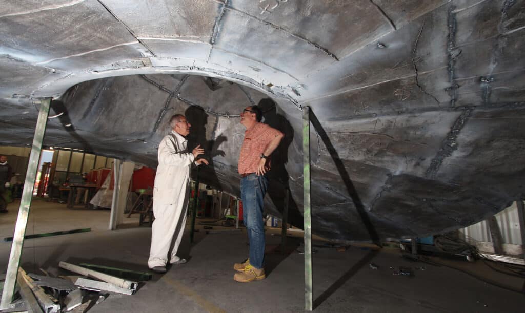 Estructura interna de escultura de gran formato en proceso de fabricación y técnica escultórica