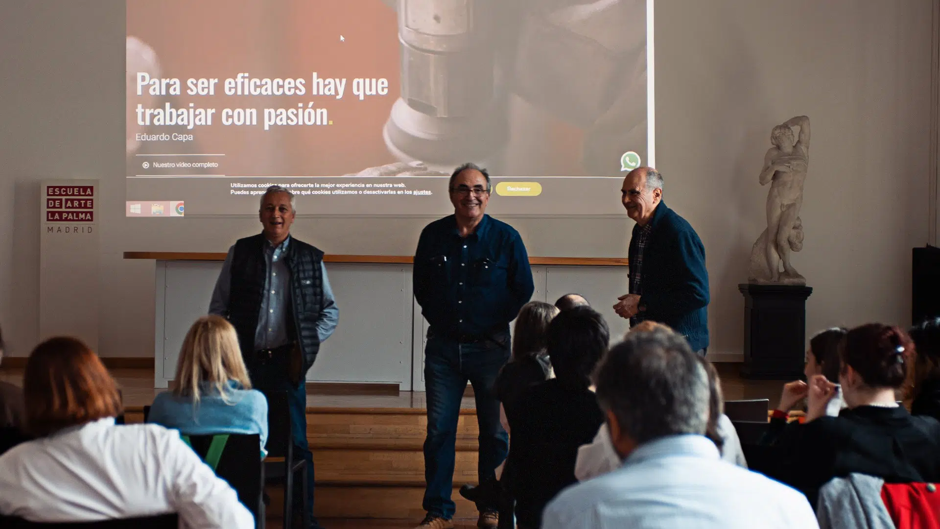 Fernando Capa presentando el Concurso Internacional de Escultura a los alumnos de la Escuela de Arte