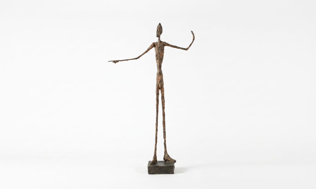 L’Homme au doigt de Alberto Giacometti, figura de bronce con un brazo señalando