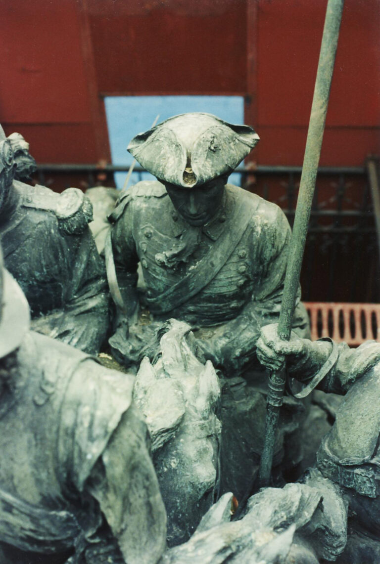 Escultura a los héroes de Alcántara situada en la academia de caballería en Valladolid