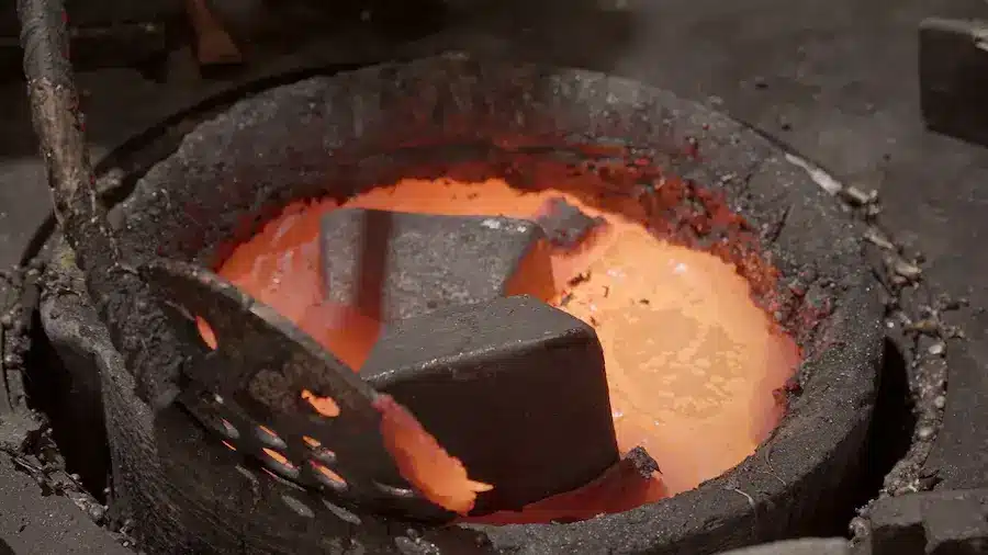 Proceso de fundición de bronce en Capa Esculturas para la creación de una escultura