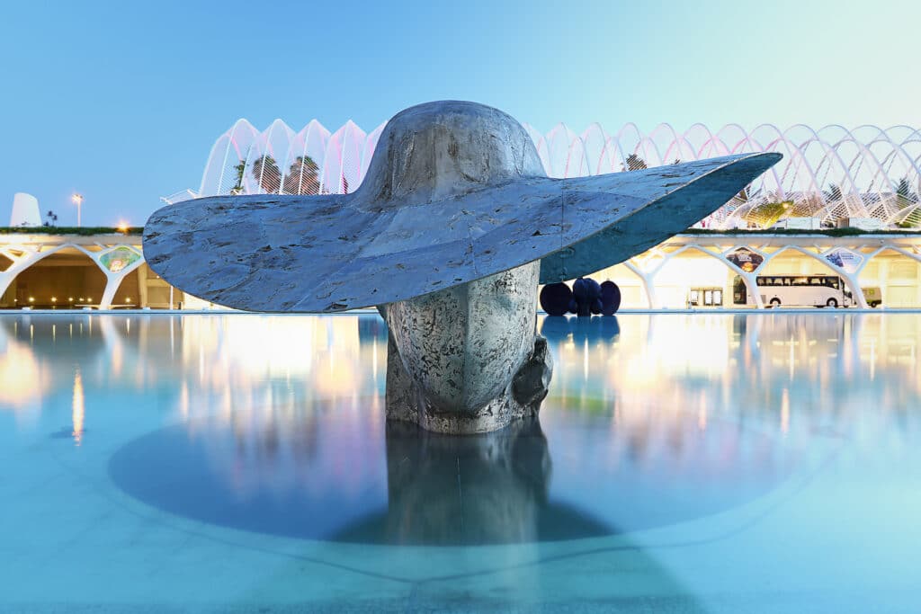 Obra "La Pamela", escultura de Manolo Valdés, expuesta en la Ciudad de las Artes y de las Ciencias reflejada al amanecer