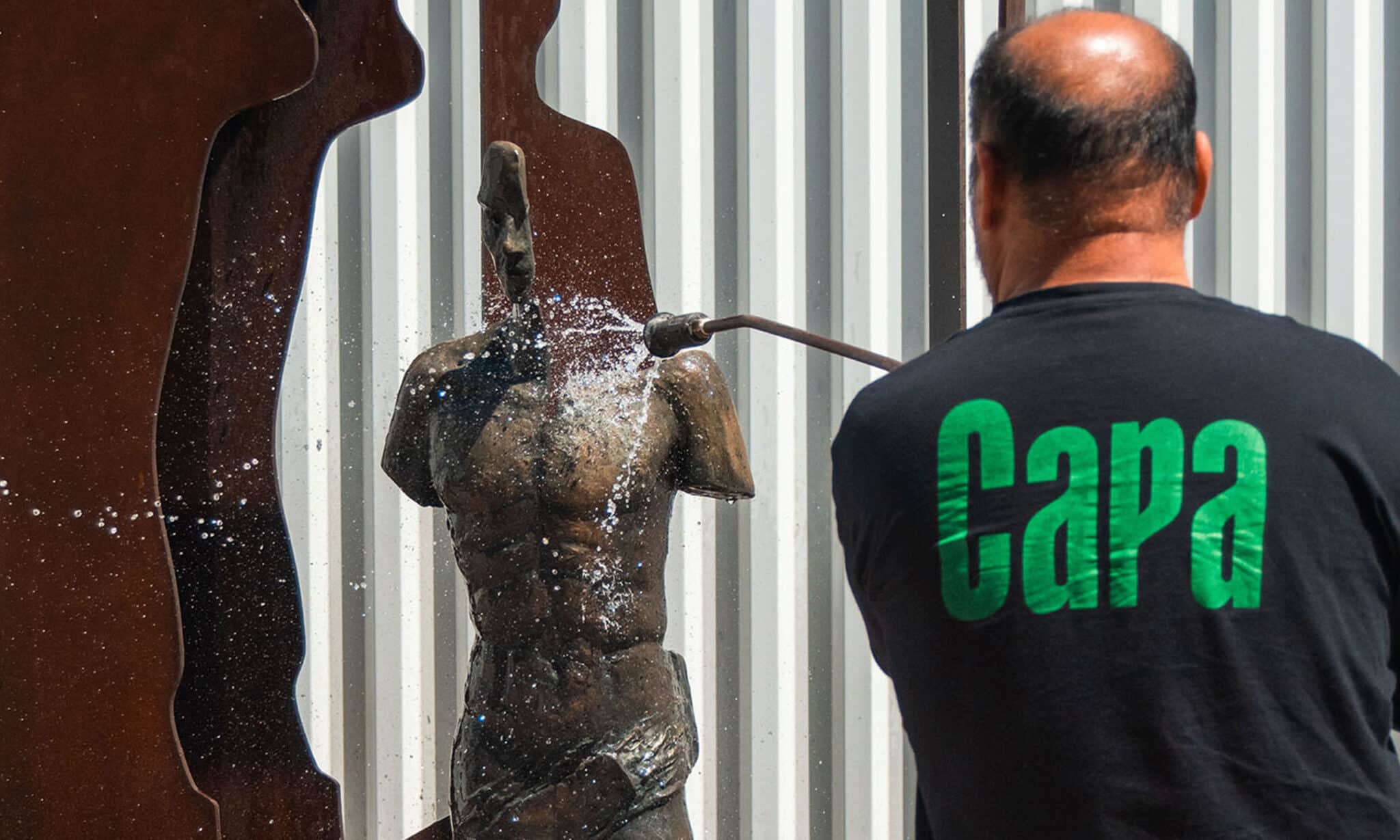 Limpieza de esculturas de bronce durante un proceso profesional de conservación