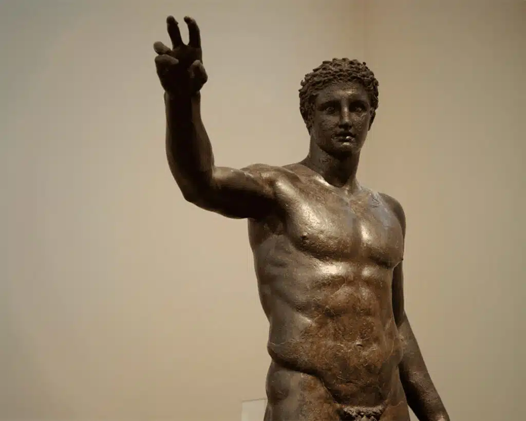 Escultura en bronce del Efebo de Anticitera, arte clásico griego