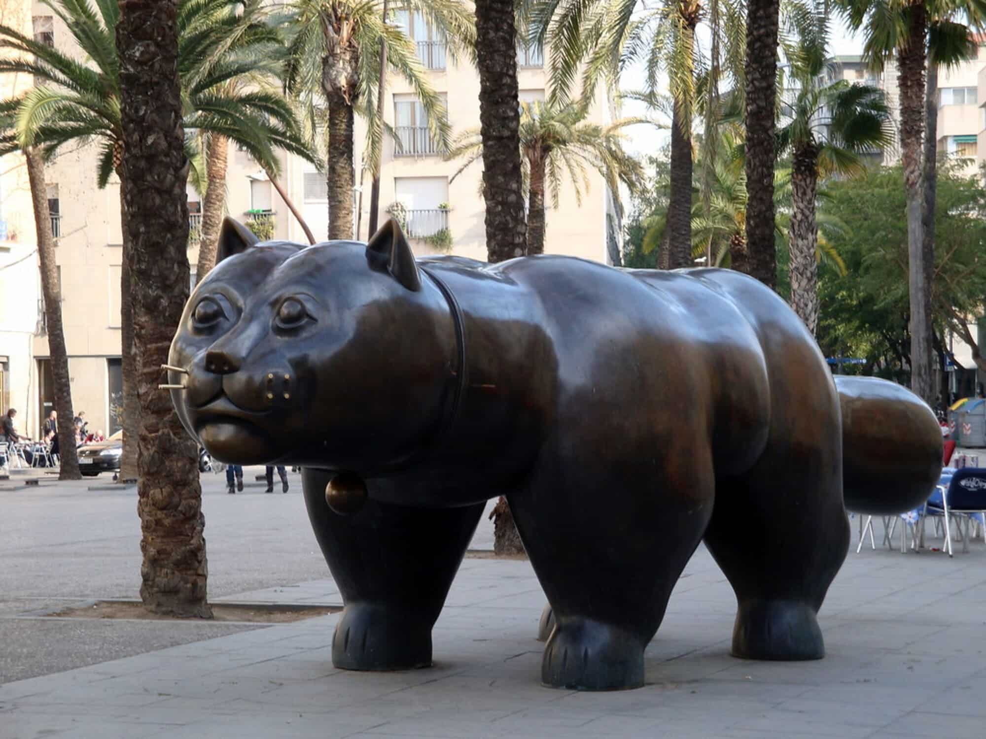 Escultura de bronce El Gato de Fernando Botero en Barcelona, ícono de arte público internacional