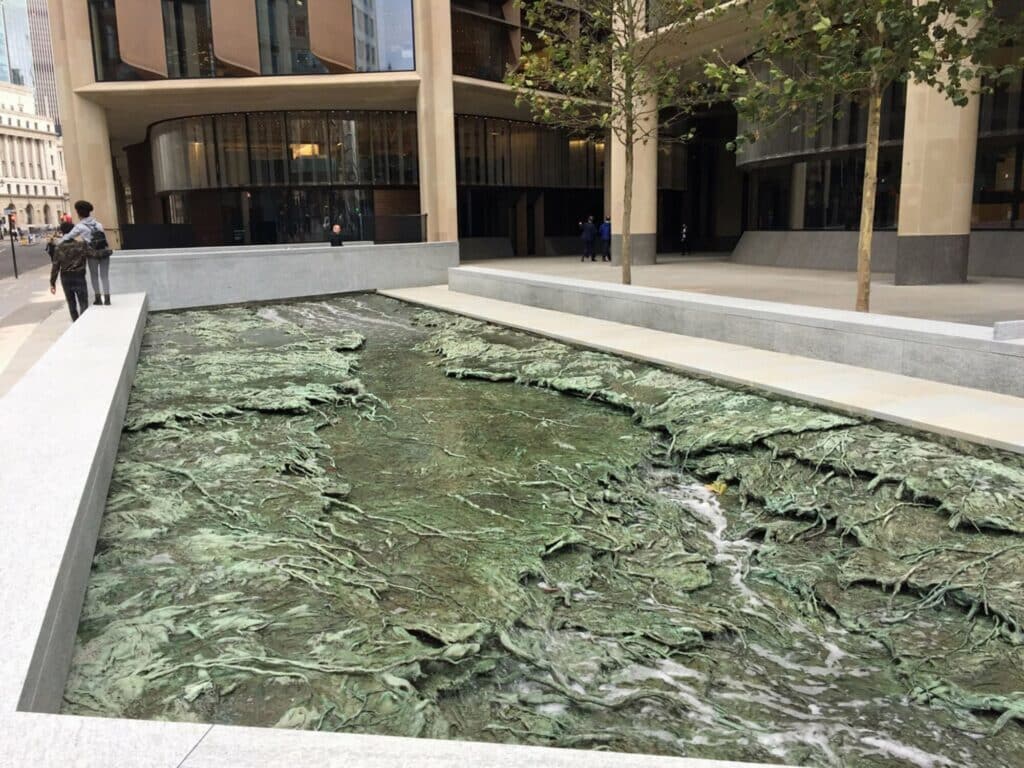 Forgotten Streams de Cristina Iglesias, escultura contemporánea en espacio público que representa ríos subterráneos mediante una instalación artística de bronce y agua en Londres
