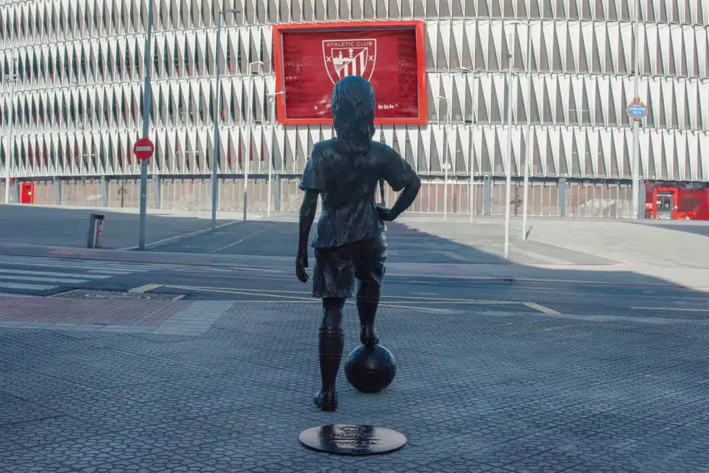 Escultura en bronce Nahia en el estadio San Mamés, fundida por Capa Esculturas