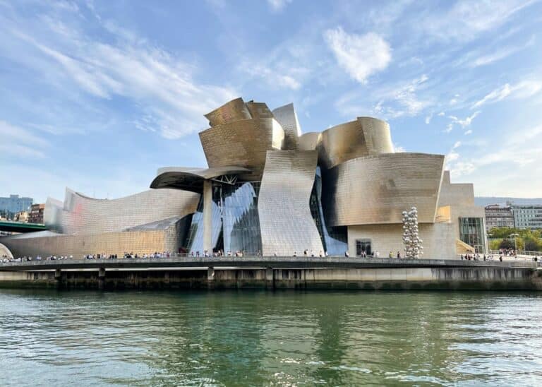 Museo Guggenheim Bilbao con escultura en espacio público, ejemplo de arte contemporáneo, disciplinas artísticas y su impacto en la sociedad actual