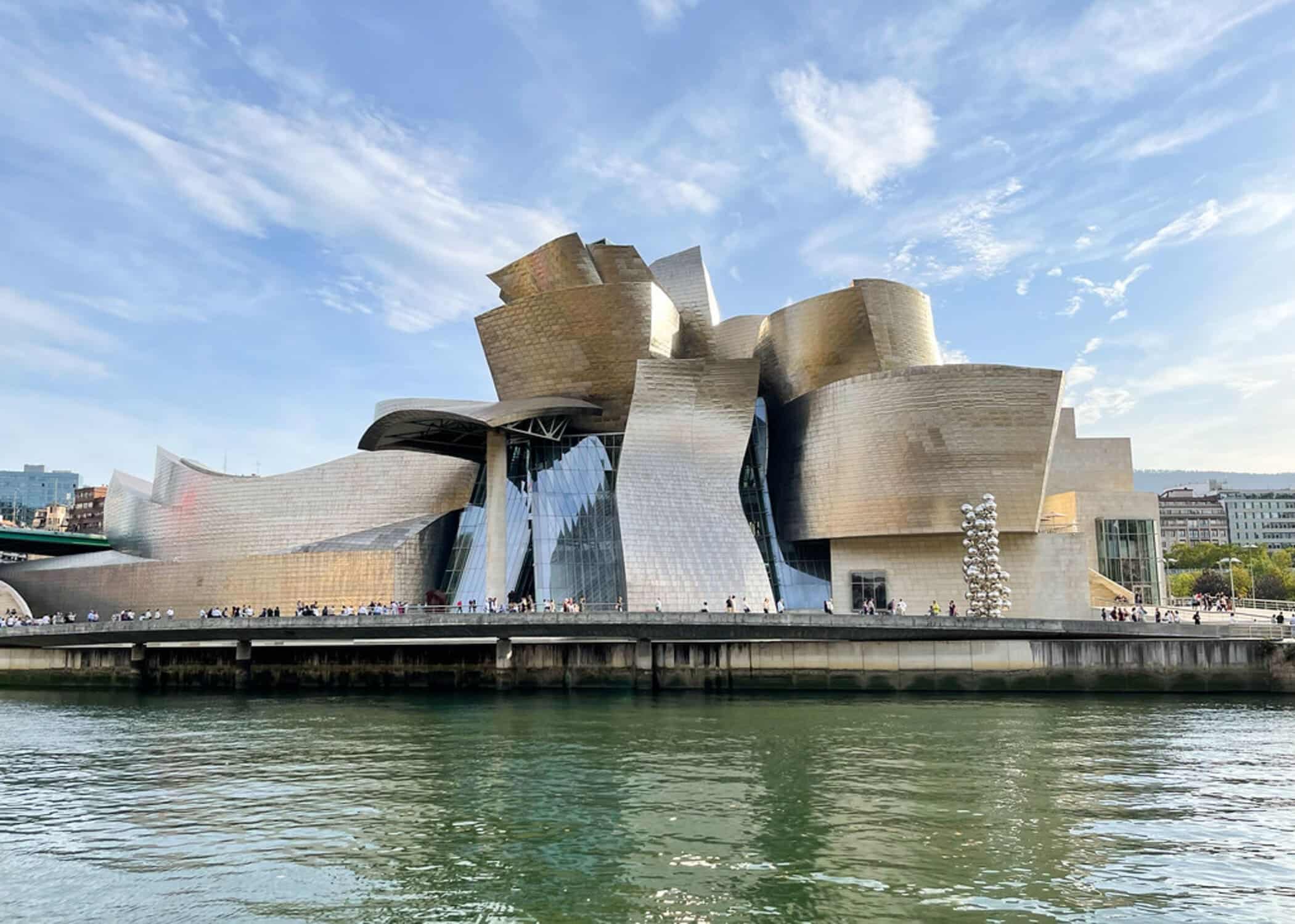 Museo Guggenheim Bilbao con escultura en espacio público, ejemplo de arte contemporáneo, disciplinas artísticas y su impacto en la sociedad actual