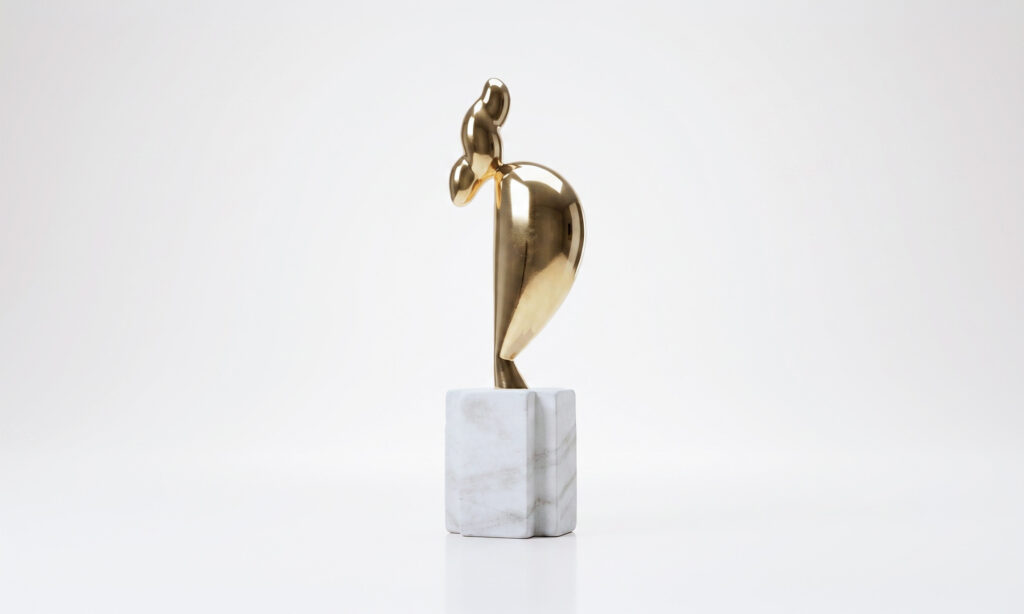 La jeune fille sophistiquée de Brâncuși, escultura de bronce pulido sobre mármol