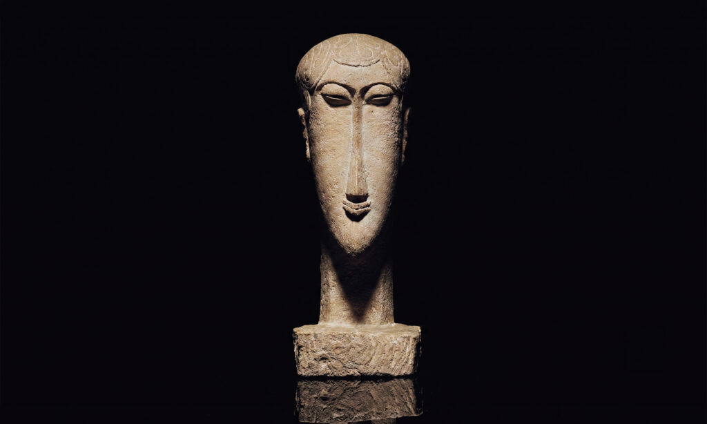 Tête de Amedeo Modigliani, cabeza alargada tallada en piedra caliza