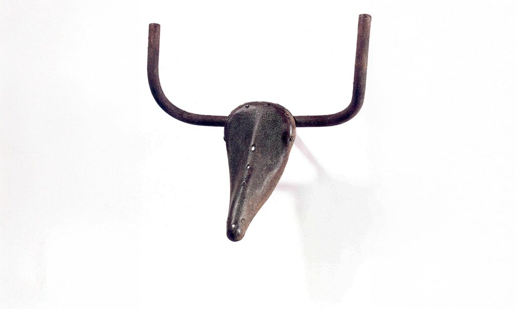 Escultura Cabeza de toro de Picasso, realizada con un sillín y un manillar de bicicleta, ejemplo de la unión entre objetos cotidianos e innovación artística.