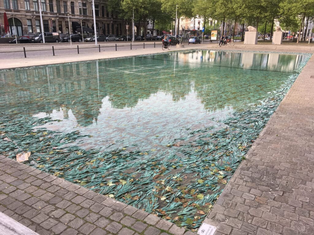 Deep Fountain de Cristina Iglesias, escultura contemporánea en espacio público creada por la escultora española que integra agua, arquitectura y arte contemporáneo
