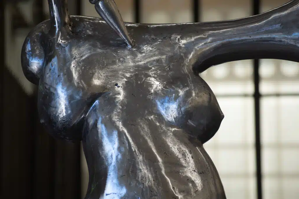 Detail of the female silhouette on the left side of the sculpture TOVAR The Chair, showing the delicacy of the breasts and the naked body.
