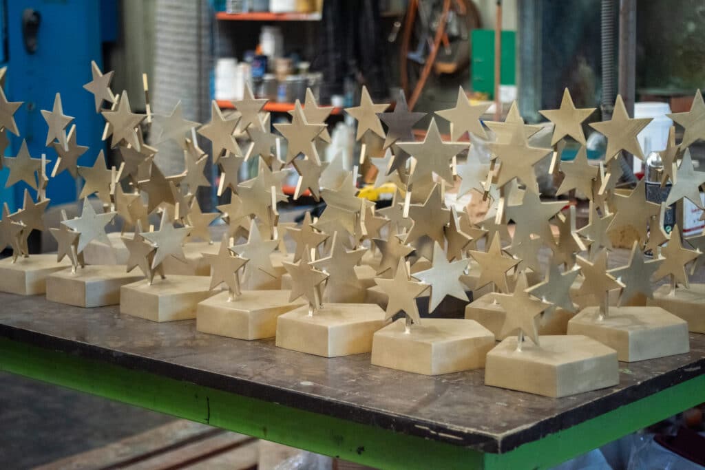 Esculturas de bronce soldadas antes de la aplicación de la pátina en el taller de Capa Esculturas.