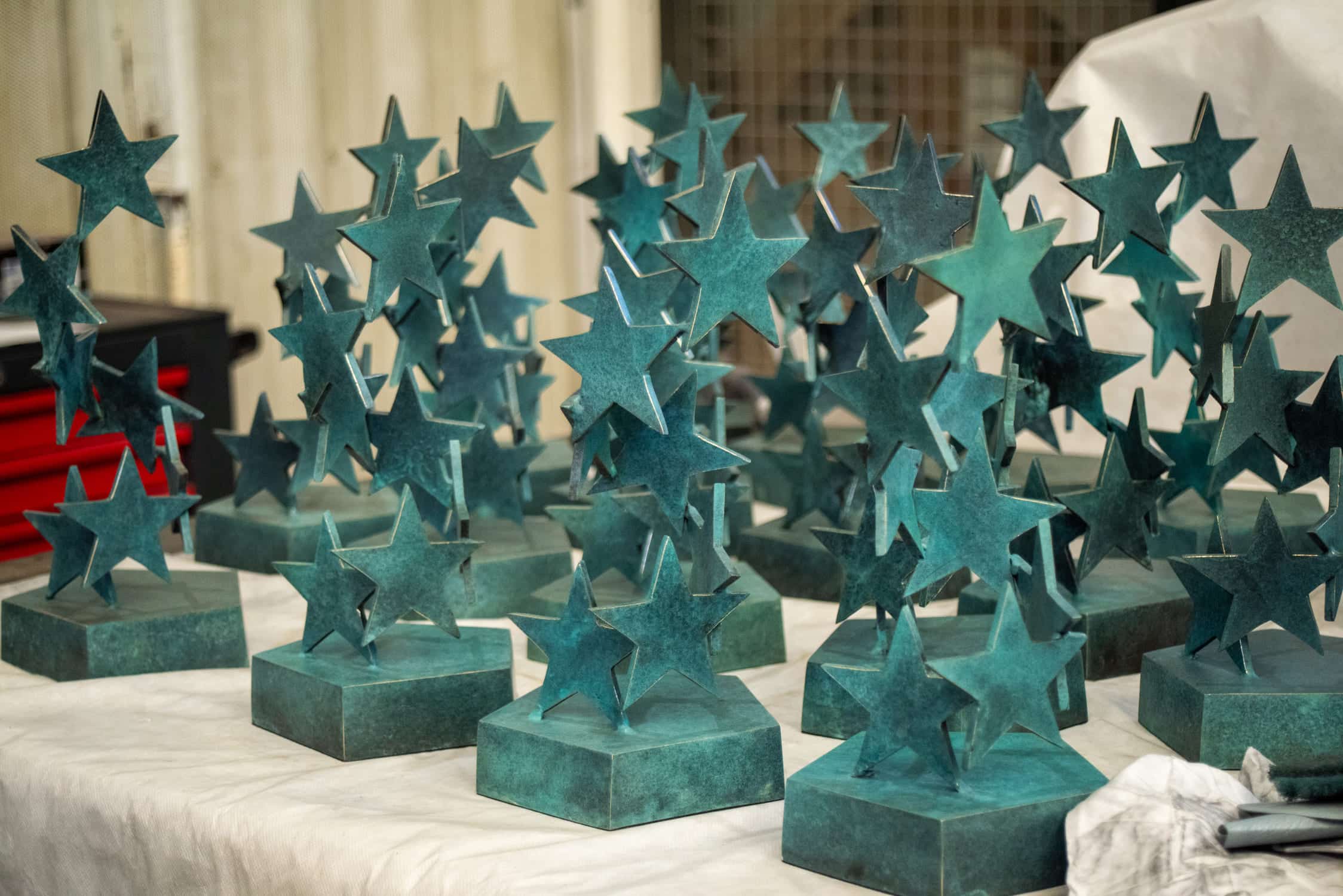 Galardones patinados y listos para ser embalados por Capa Esculturas.