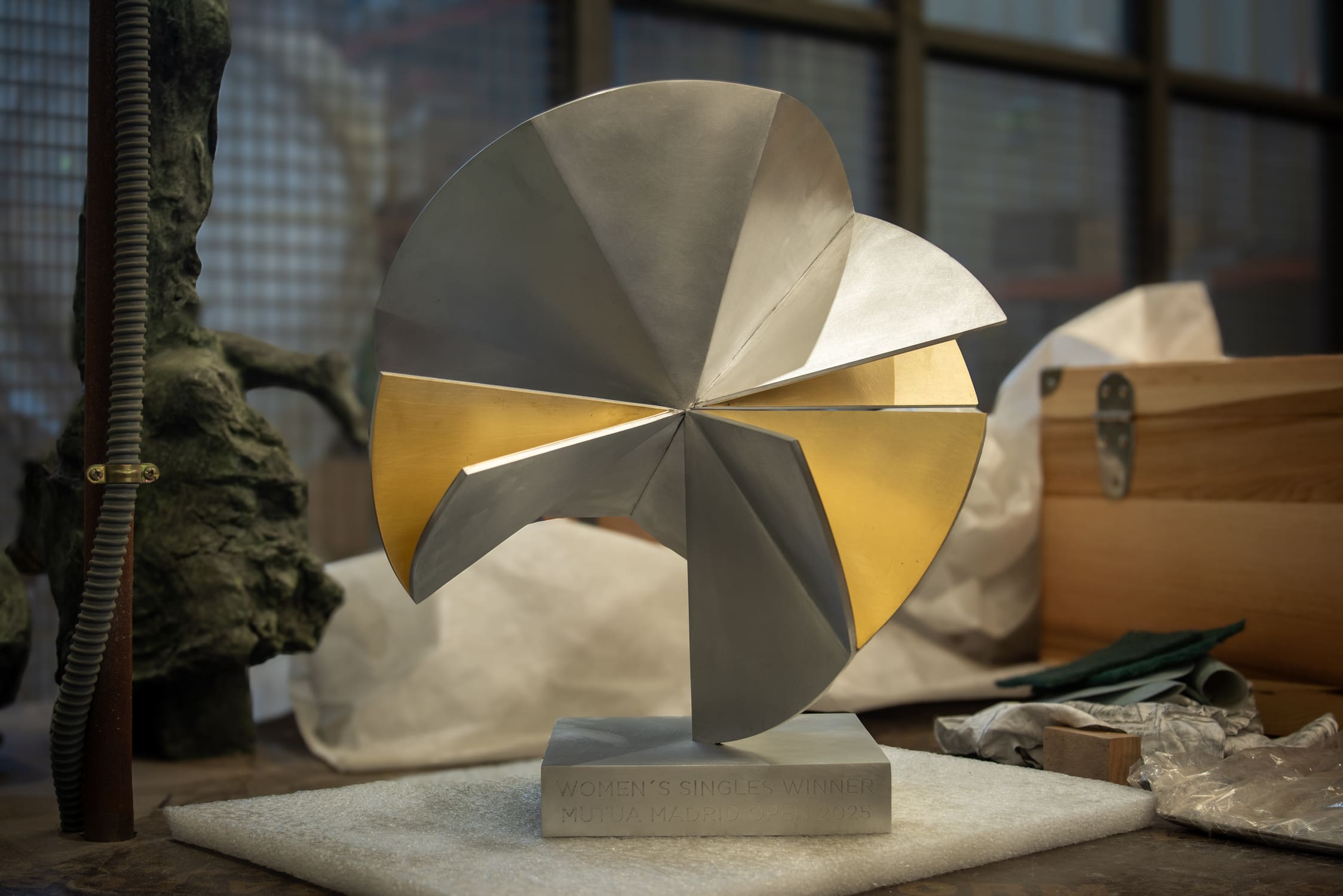 Escultura del trofeo Kineo del Mutua Madrid Open 2025, con forma redondeada e irregular.
