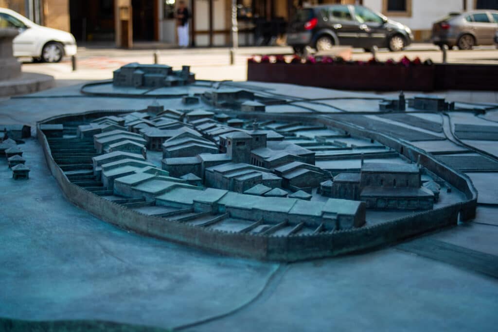 Muralla y edificaciones en el interior de la maqueta