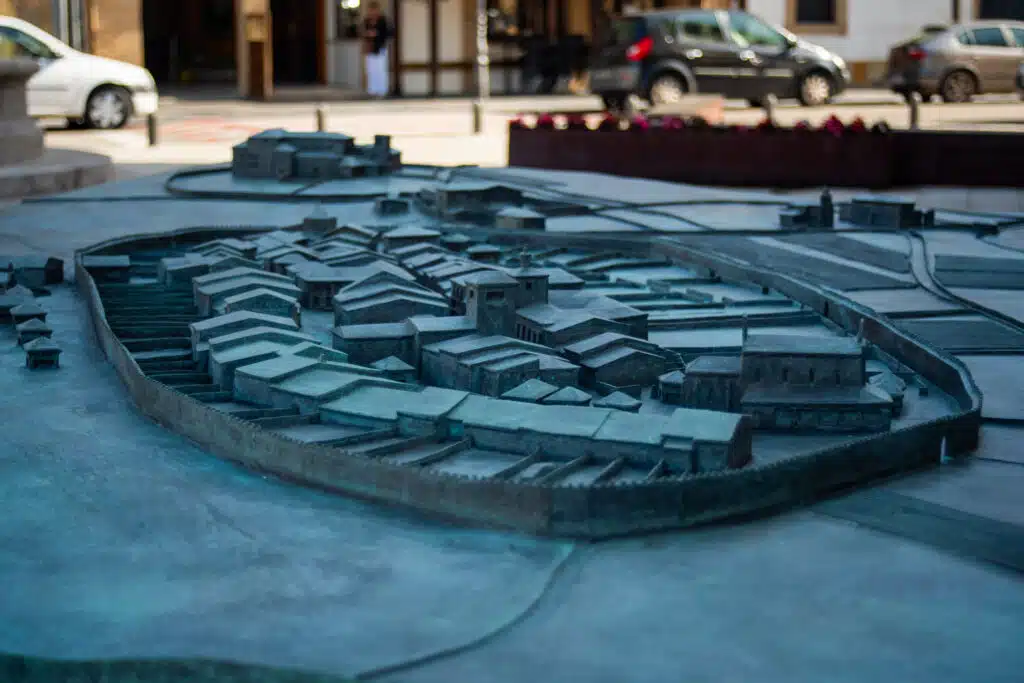 Muralla y edificaciones en el interior de la maqueta