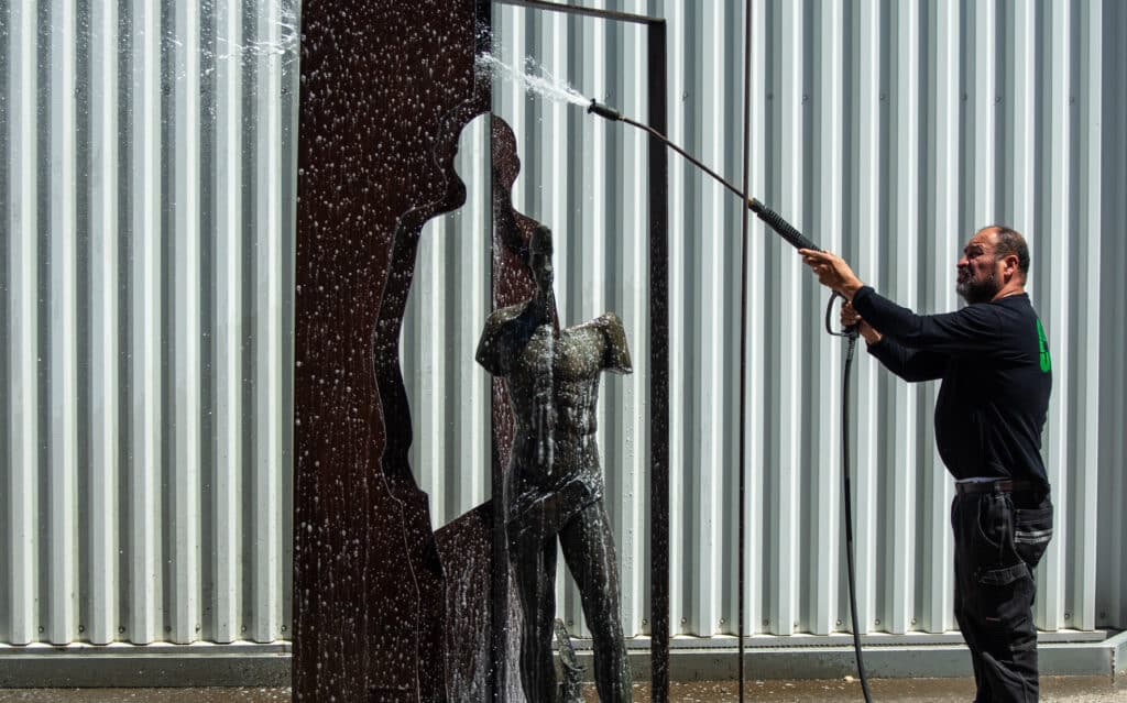 Mantenimiento de escultura con agua a presión
