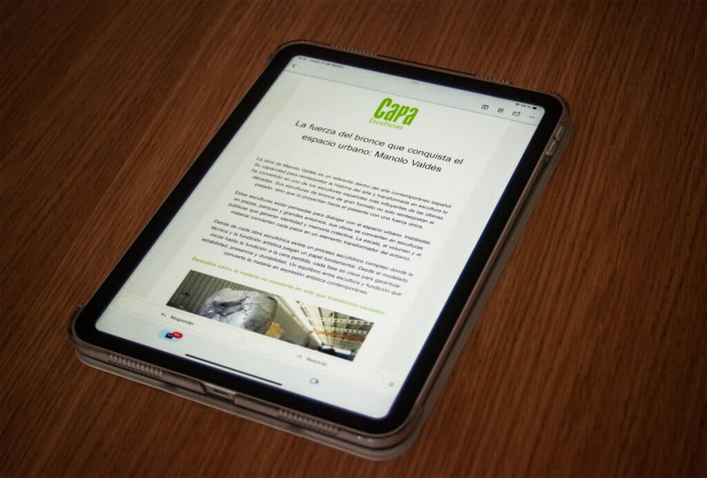 Tablet mostrando una newsletter de Capa Esculturas sobre arte, marketing cultural y comunicación digital para dar visibilidad a obras de arte.