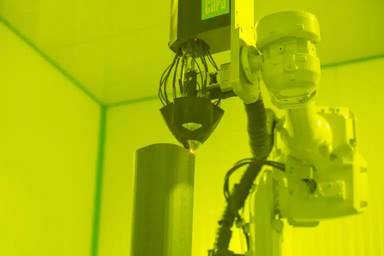 Sistema Adhyart de Capa Esculturas imprimiendo metal en 3D durante la creación de una escultura artística.