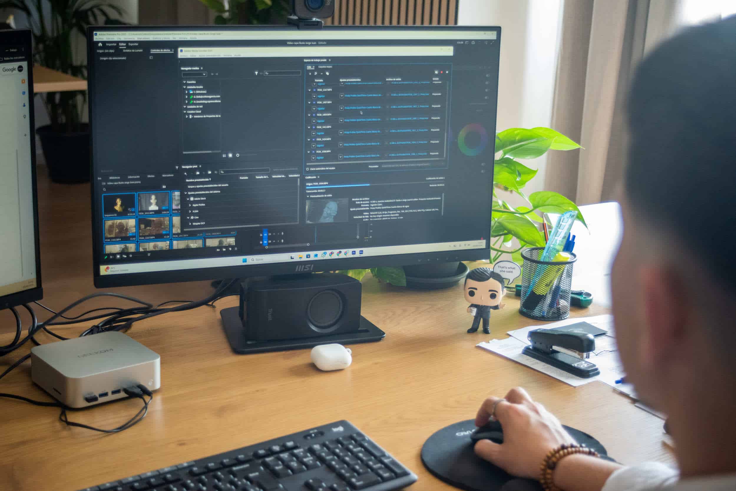 Persona editando contenido visual de Capa Esculturas en ordenador para mejorar la comunicación digital, el marketing cultural y la visibilidad artística.