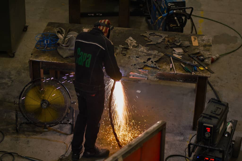 Técnico trabajando metal para escultura