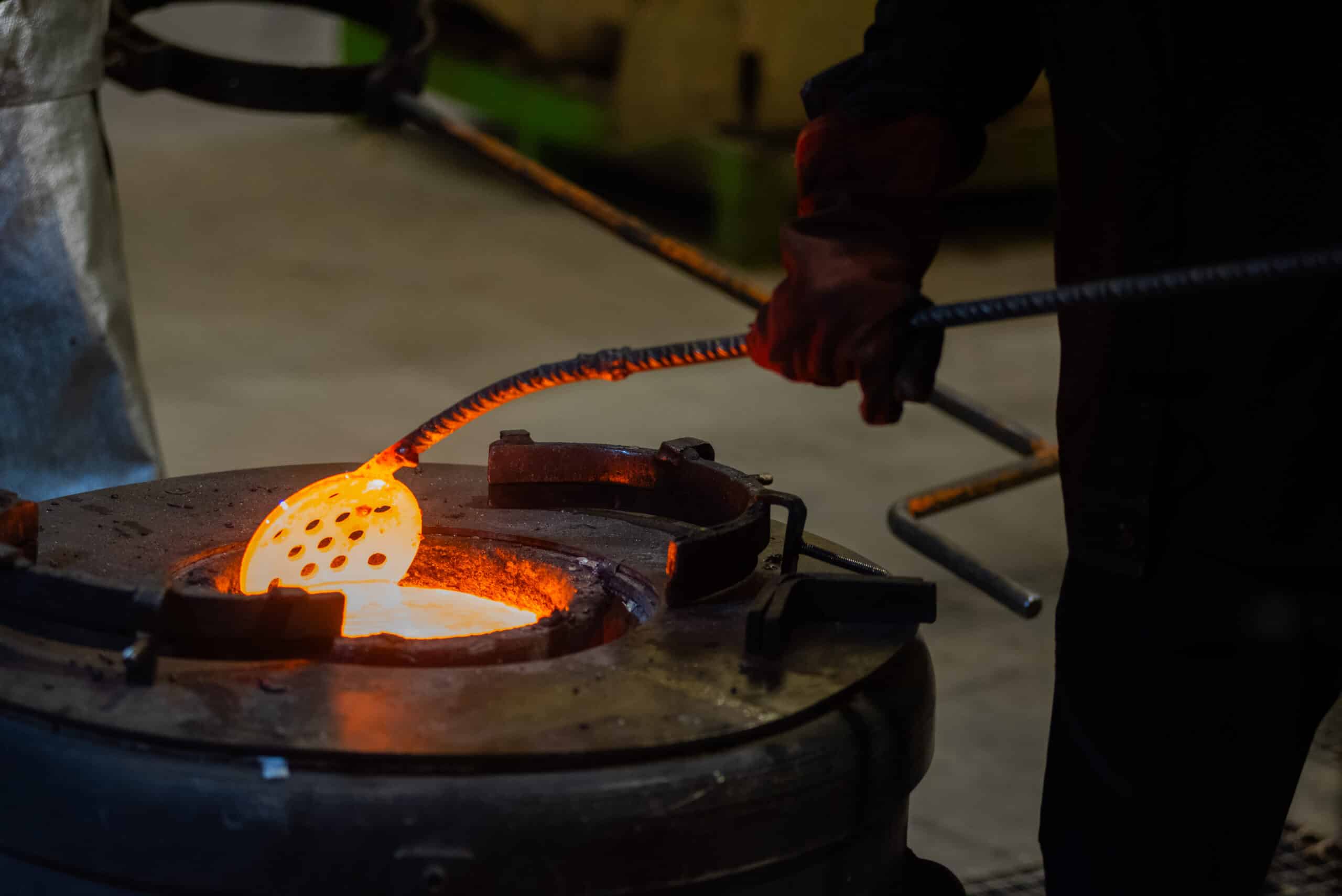 Volcado de bronce en fundición
