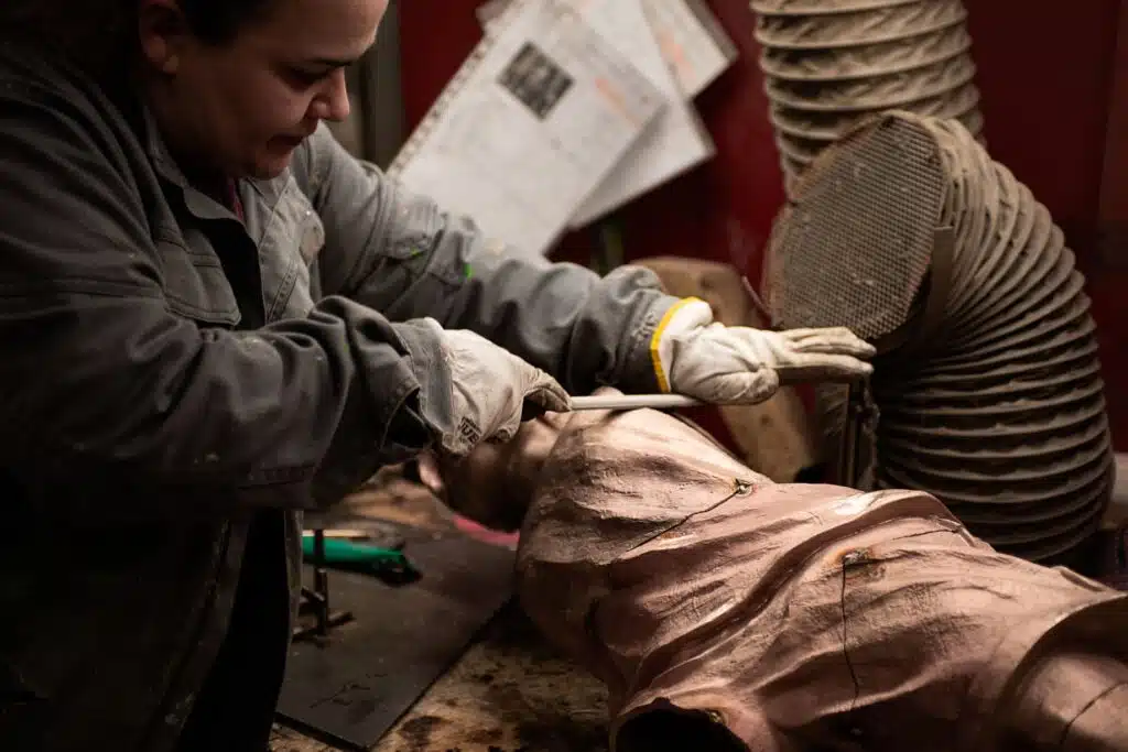 Worker at Capa Esculturas shaping Nahia's sculpture.