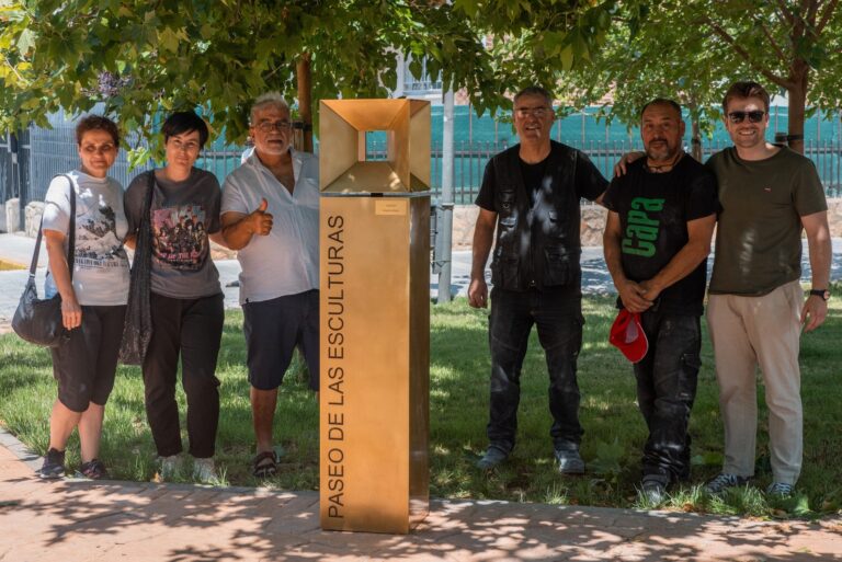 "Artistas y personal de CAPA Esculturas posan junto al hito cultural del evento en El Paseo de las Esculturas en Azuqueca de Henares, destacando las nuevas incorporaciones al museo al aire libre.