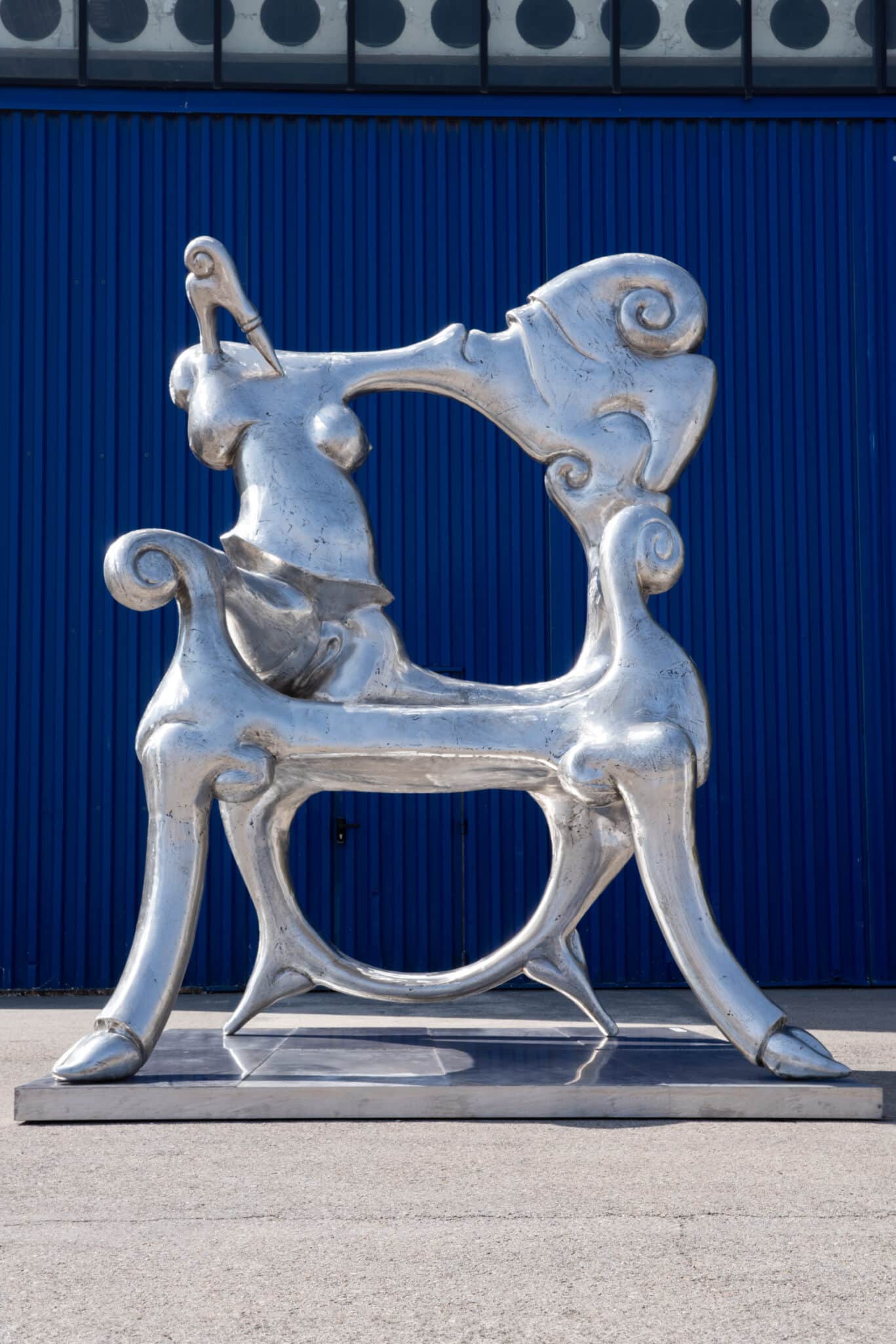 La escultura TOVAR The Chair finalizada en las instalaciones de Capa Esculturas, lista para su traslado a Times Square, Nueva York.