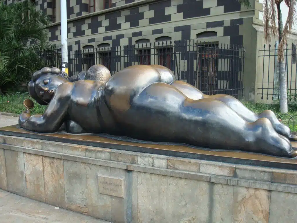 Escultura 'Mujer con Espejo' de Fernando Botero ubicada en la Calle Génova, Madrid.