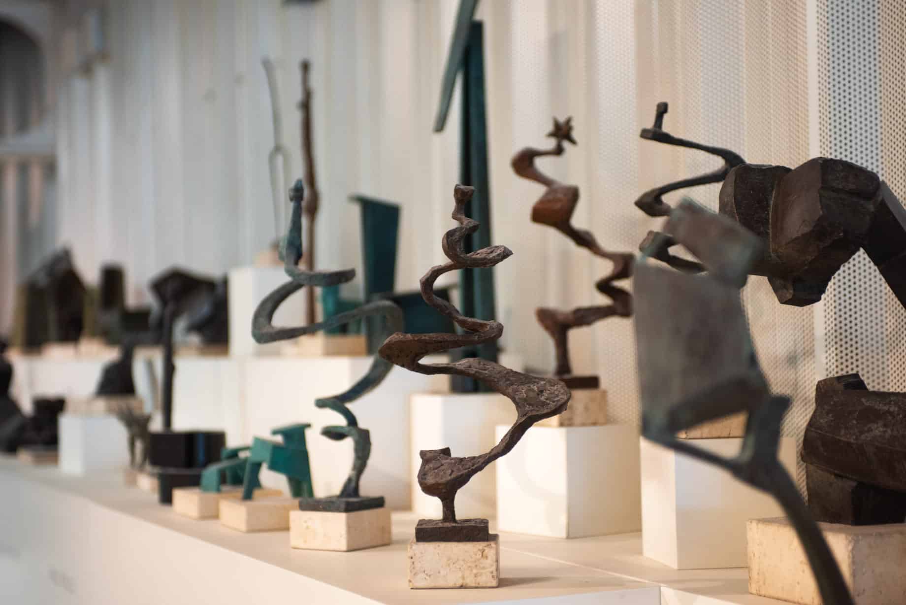 Foto donde se ven diferentes obras en la galería de Capa Esculturas