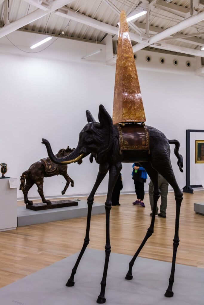 Elefante espacial de Salvador Dalí, escultura surrealista en bronce expuesta en museo, referente del arte surrealista en escultura