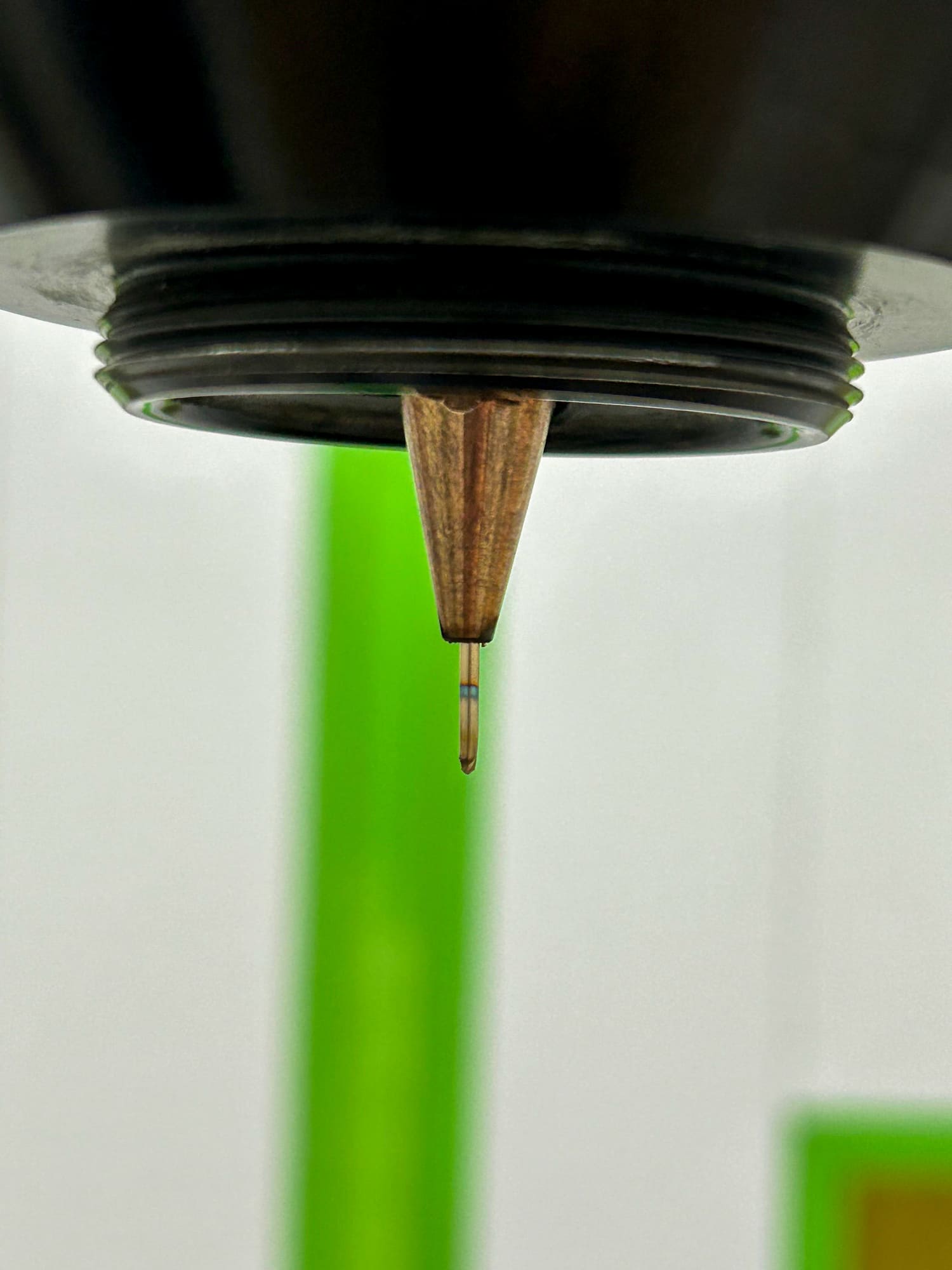 Primer plano del cabezal de impresión 3D Adhyart durante la fusión del metal para esculturas.