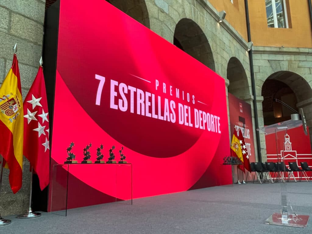 Trofeos de bronce creados por Capa Esculturas en fila durante el evento de los Premios Siete Estrellas del Deporte.