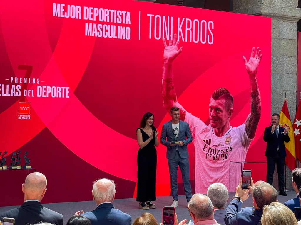 Isabel Díaz Ayuso entrega a Toni Kroos el galardón realizado por Capa Esculturas.