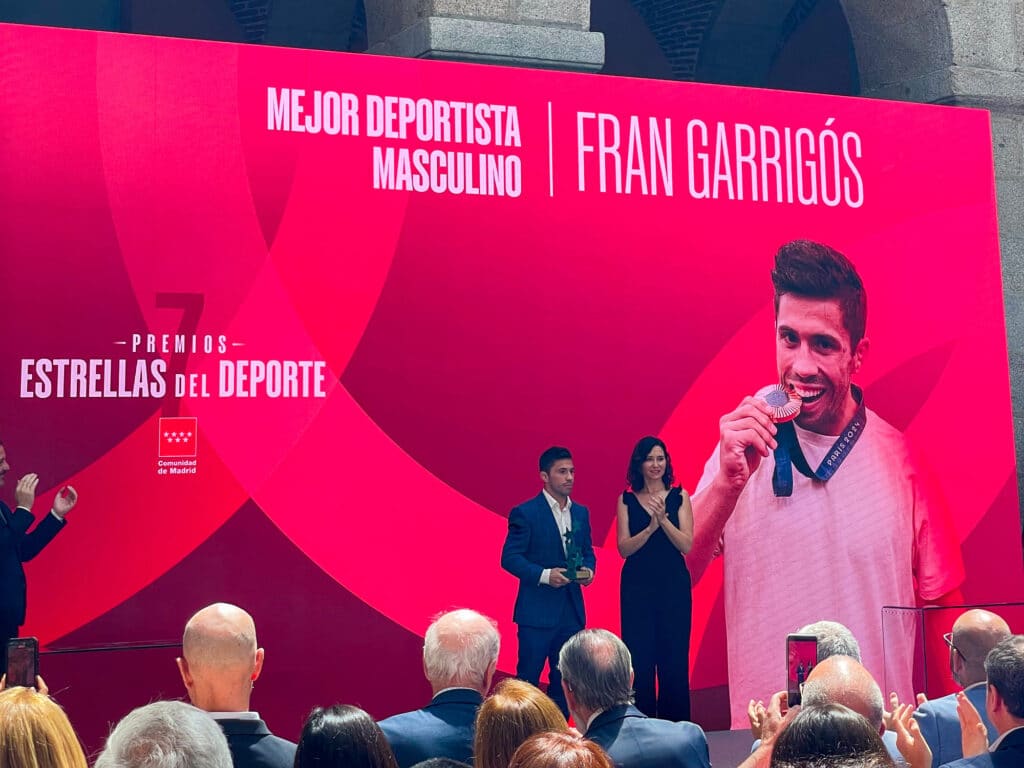 Fran Garrigós sosteniendo el premio Siete Estrellas del Deporte fabricado en bronce por Capa Esculturas.