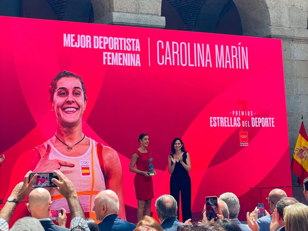 Carolina Marín recibiendo el trofeo personalizado fabricado por Capa Esculturas.