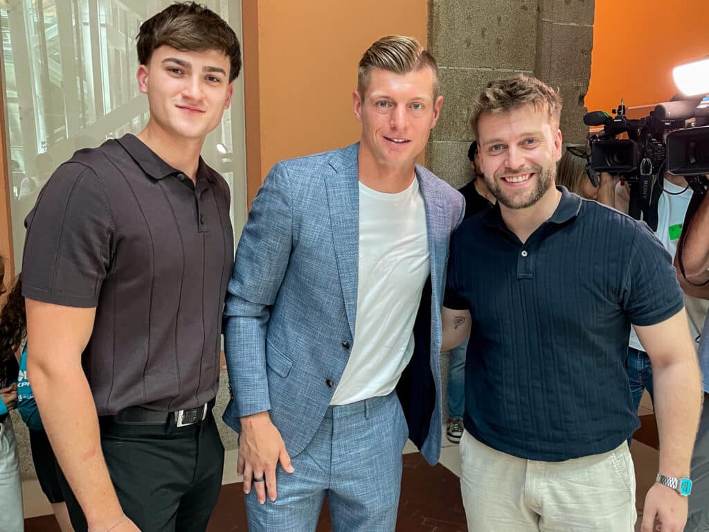 Capa Esculturas con Toni Kroos tras la entrega del premio Siete Estrellas.