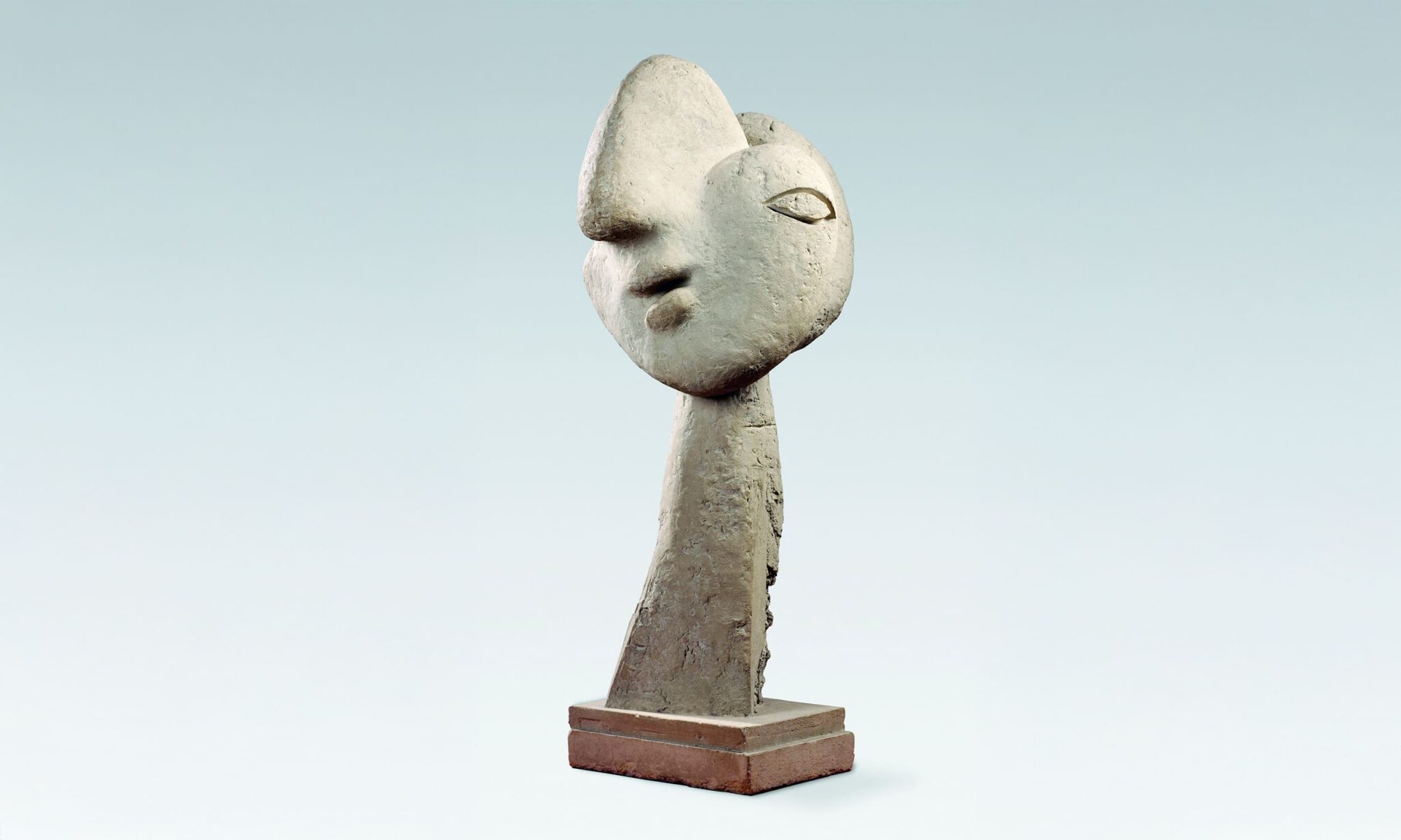 Escultura Cabeza de mujer de Picasso realizada en Boisgeloup, mezcla de sensualidad y geometría, ejemplo del arte escultórico de Picasso en el siglo XX.