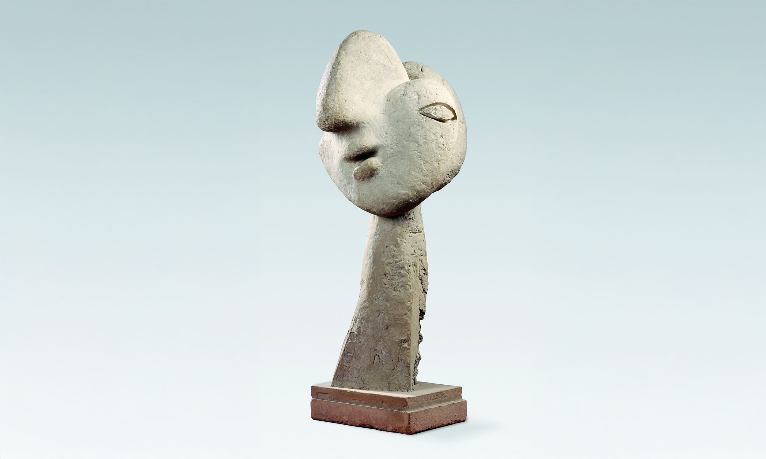 Escultura Cabeza de mujer de Picasso realizada en Boisgeloup, mezcla de sensualidad y geometría, ejemplo del arte escultórico de Picasso en el siglo XX.