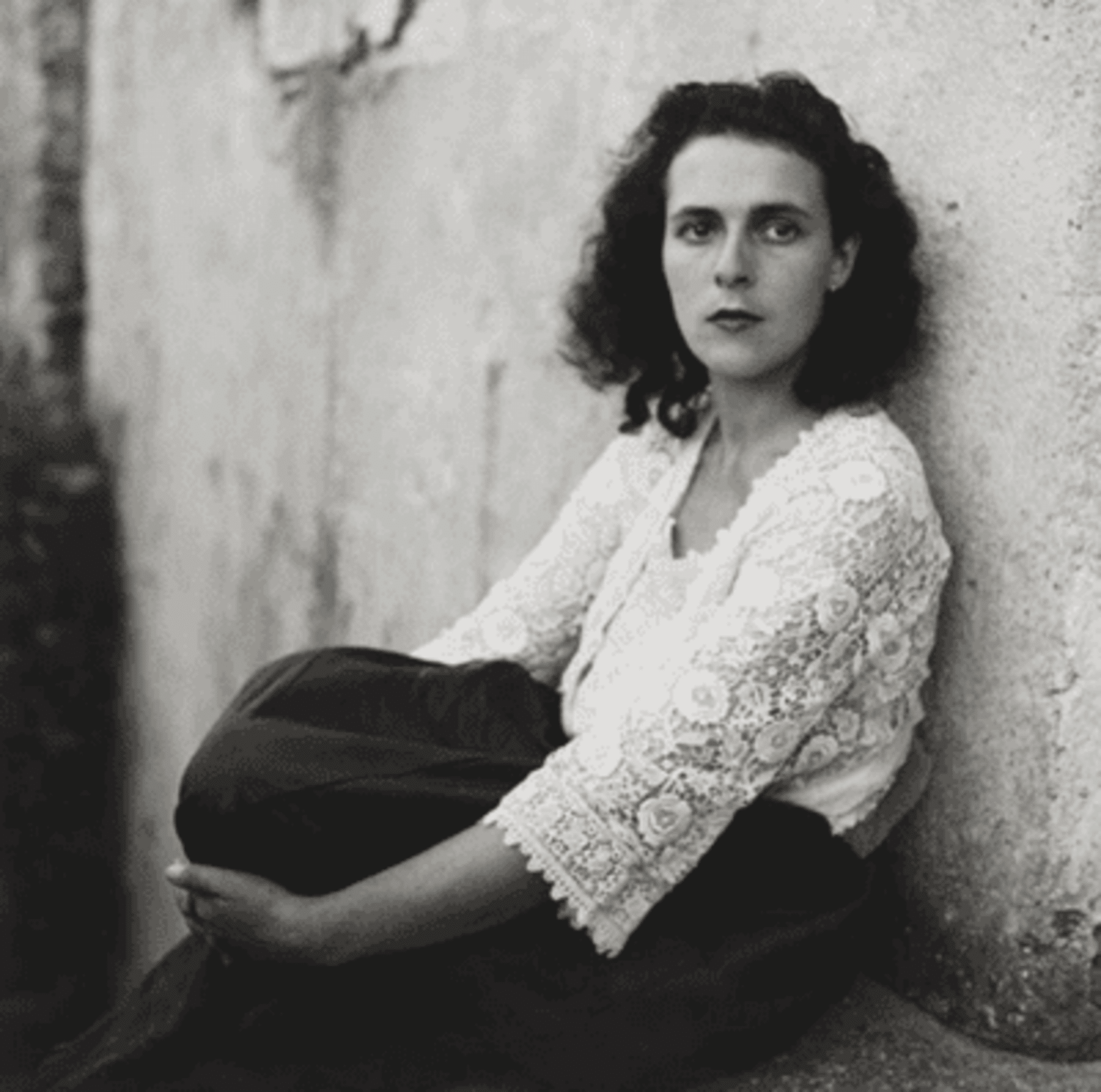 retrato en blanco y negro de Leonora Carrington, artista surrealista vinculada a la escultura en bronce, la mitología y las figuras híbridas