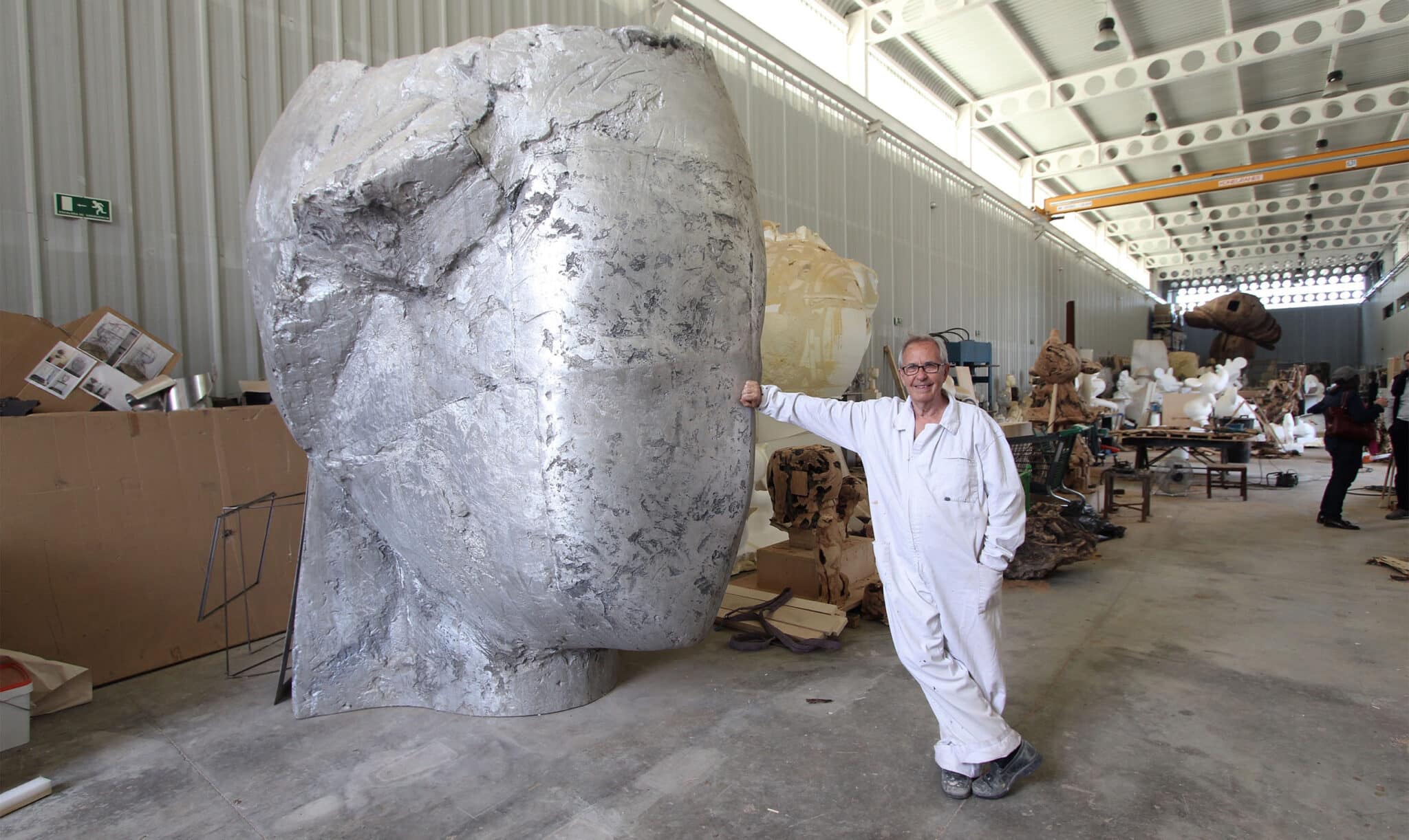 Manolo Valdés escultor junto a escultura monumental contemporánea de gran formato en su taller