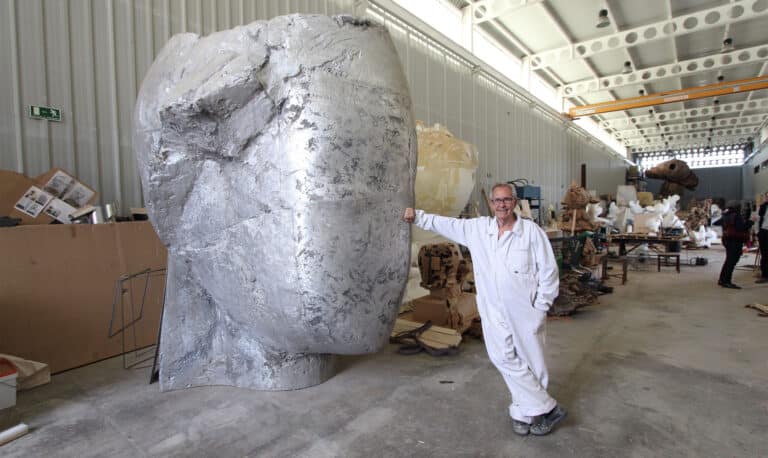 Manolo Valdés escultor junto a escultura monumental contemporánea de gran formato en su taller