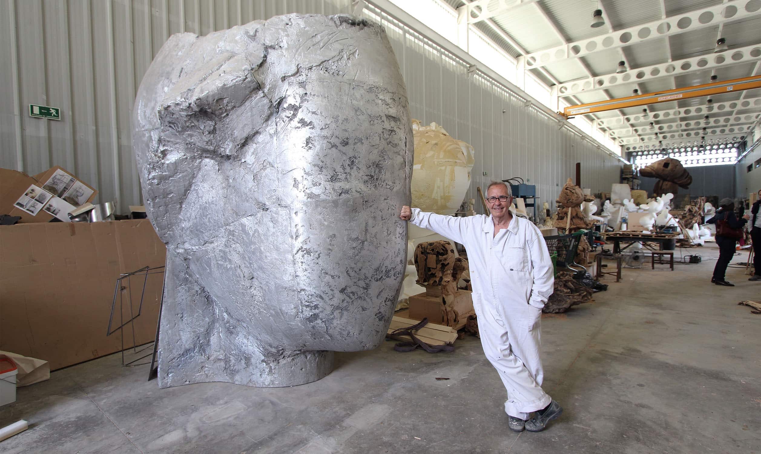 Manolo Valdés escultor junto a escultura monumental contemporánea de gran formato en su taller