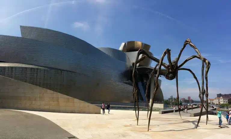 Escultura monumental de la araña de Bilbao frente al Museo Guggenheim, obra de Louise Bourgeois en acero inoxidable y arte público contemporáneo