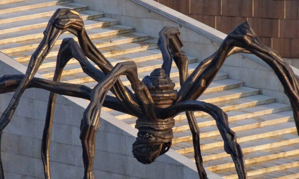 Detalle de la escultura de la araña del Guggenheim Bilbao, escultura exterior de metal y ejemplo de escultura urbana contemporánea